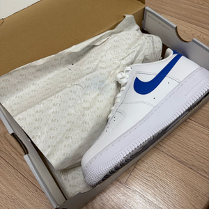 나이키 에어포스 1 07 화이트 하이퍼 로얄