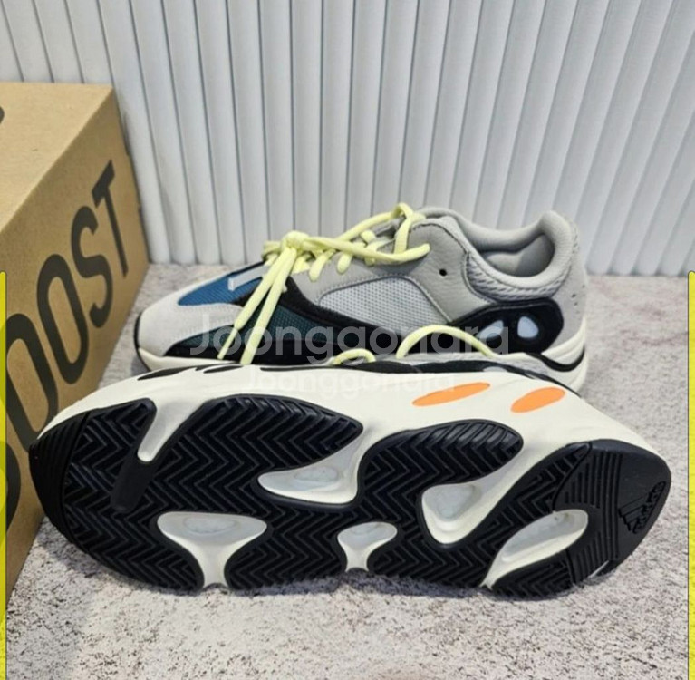 아디다스 이지부스트 웨이브러너 og 700--3