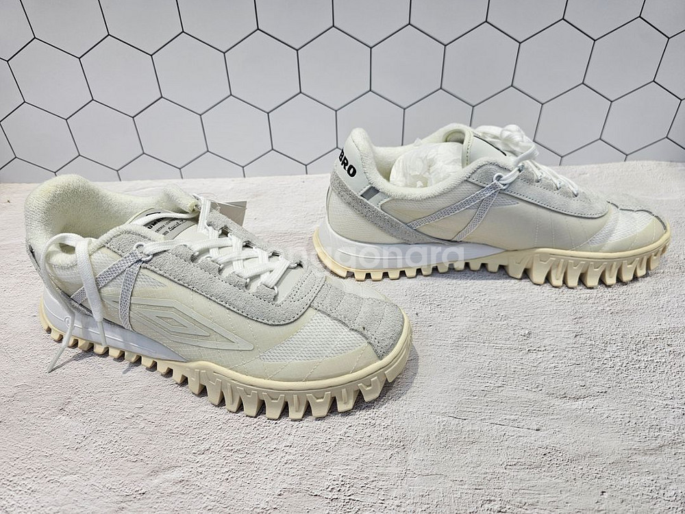 엄브로 헤로파 스니커즈 크림--1