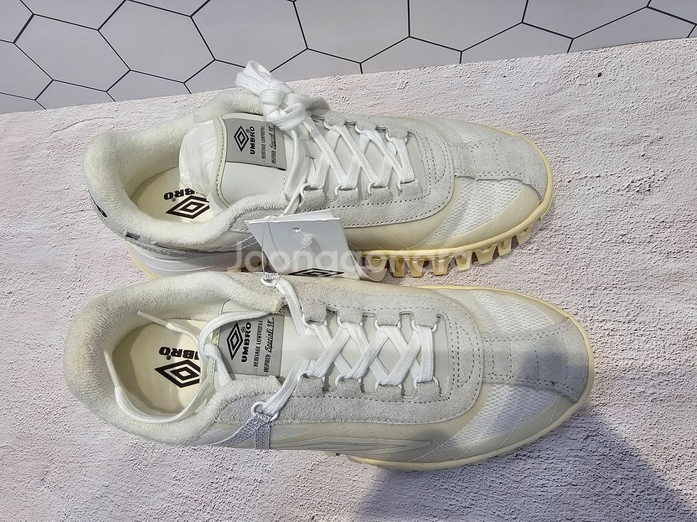 엄브로 헤로파 스니커즈 크림--3