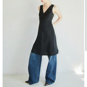 파르벵 딥브이넥 원피스 DEEP V-NECK DRESS