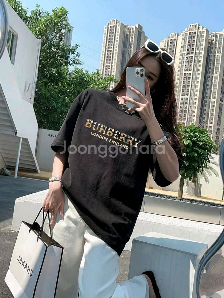 버버리 반팔티 팝니다--3