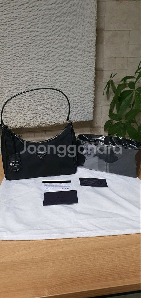 프라다 호보백 리에디션 가죽핸들 정품S급(보증서O)--1