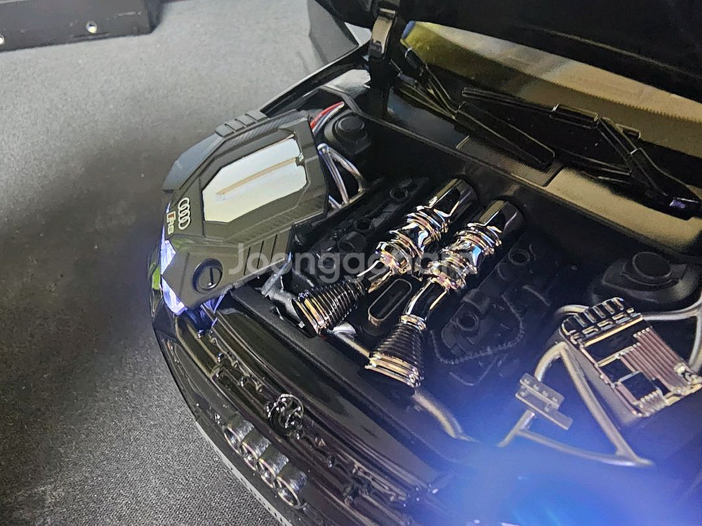 아우디 RS7 1:18자동차 완구 모형 판매합니다.--3