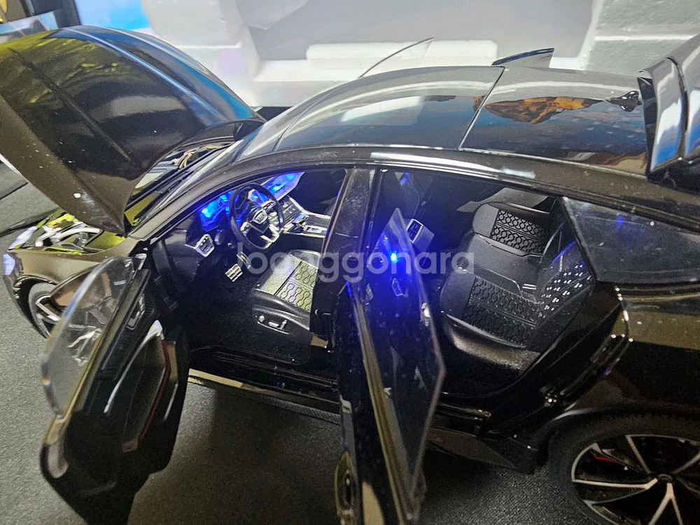 아우디 RS7 1:18자동차 완구 모형 판매합니다.--2