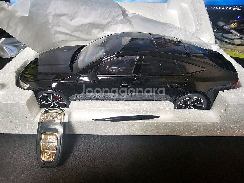 아우디 RS7 1:18자동차 완구 모형 판매합니다.--8