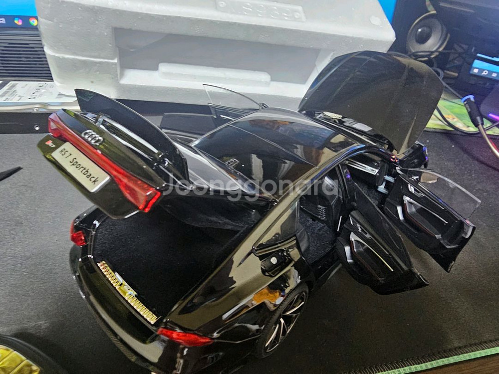 아우디 RS7 1:18자동차 완구 모형 판매합니다.--9