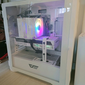 올 화이트 PC / 7600, 4070 Ti 본체