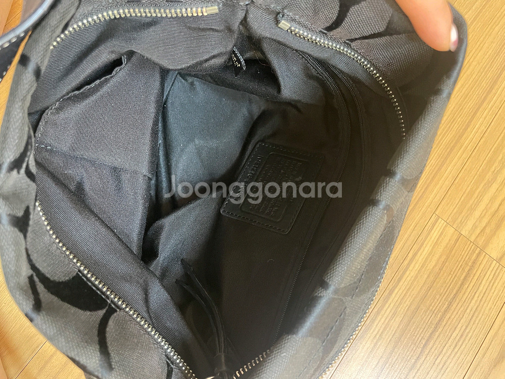 코치 블랙 시그니처 숄더백이에요데일리로 들기 좋은 가방--4