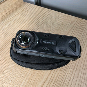 Insta360 X4 액션캠 카메라입니다.
