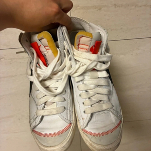 나이키 블레이저 미드 스니커즈 275