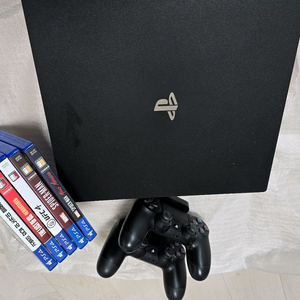 PS4 Pro 게임 5개, 컨트롤러 2개 판매합니다