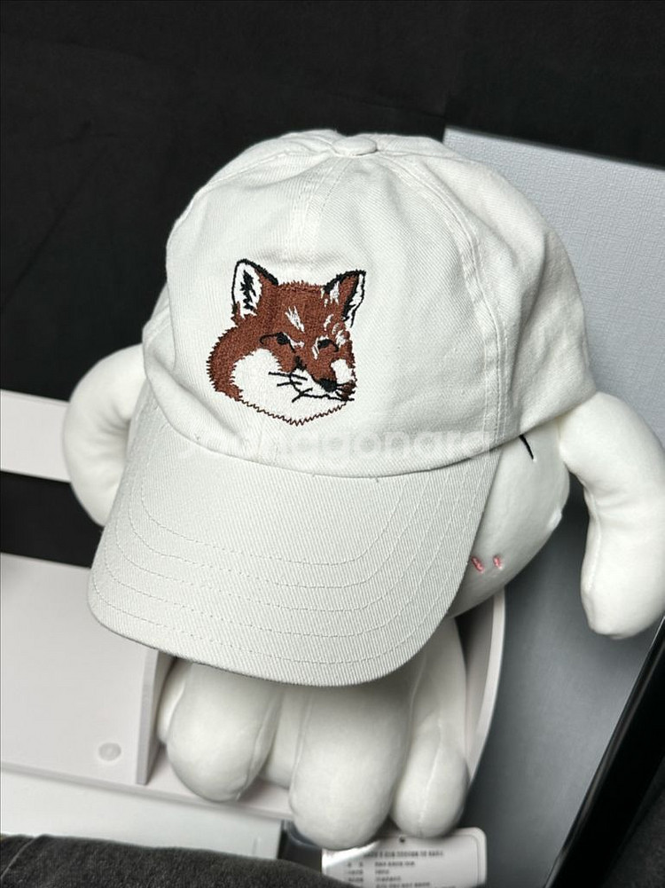 매종키츠네 캡모자 화이트 볼캡 빅폭스 트레포일 로고--1