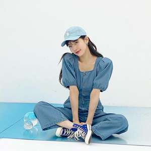 게스 수지 데님 점프수트 반팔 스퀘어넥 퍼프소매