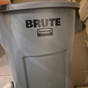 Rubbermaid BRUTE 쓰레기통 166L