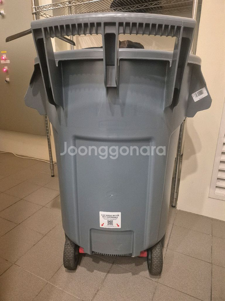 Rubbermaid BRUTE 쓰레기통 166L--1