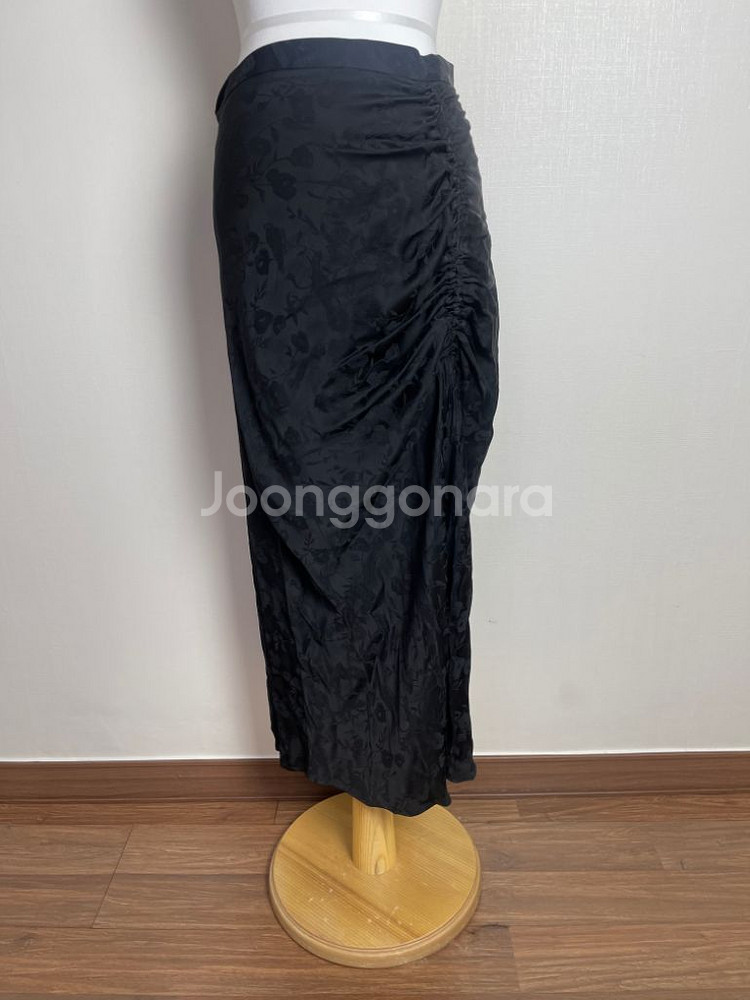 [새제품] 랭앤루 BECCA SKIRT (M사이즈)--8