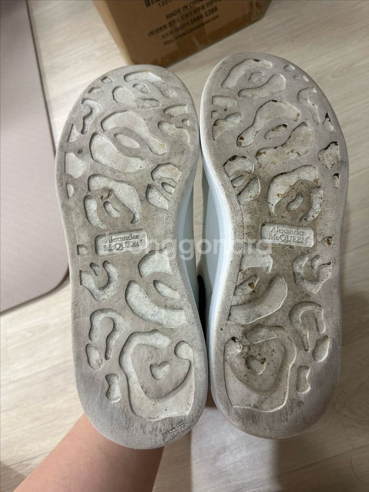 알렉산더맥퀸 오버솔 블랙탭 270--4