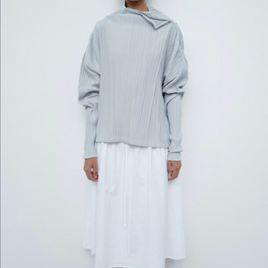 르917 PLEATED TURTLENECK CARDIG