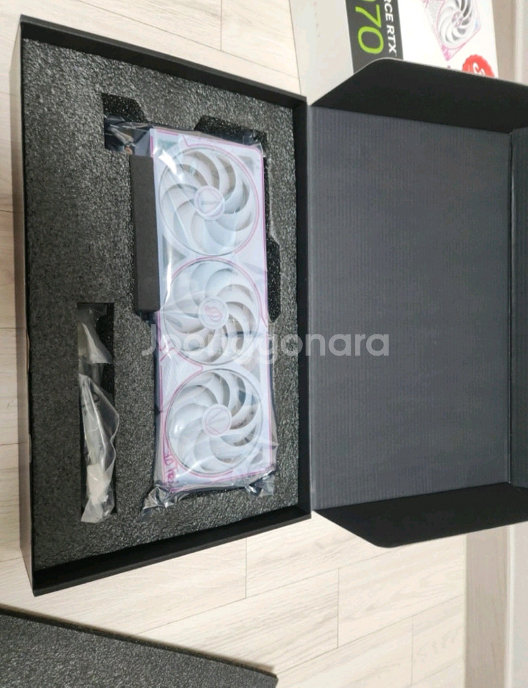 컬러풀 RTX 5070 그래픽 카드--1