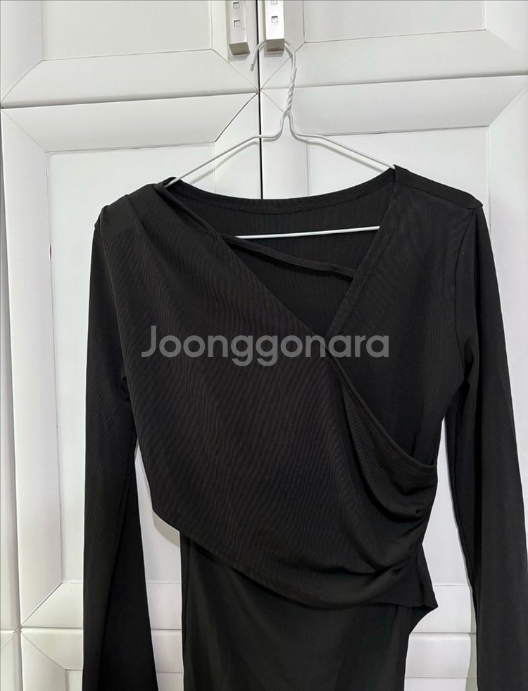 브이넥 스트랩 사이드 슬릿 슬림핏 긴팔 티셔츠--1