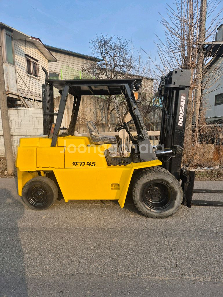 중고지게차 두산 FD4.5톤 3단마스트 디젤중고지게차--0