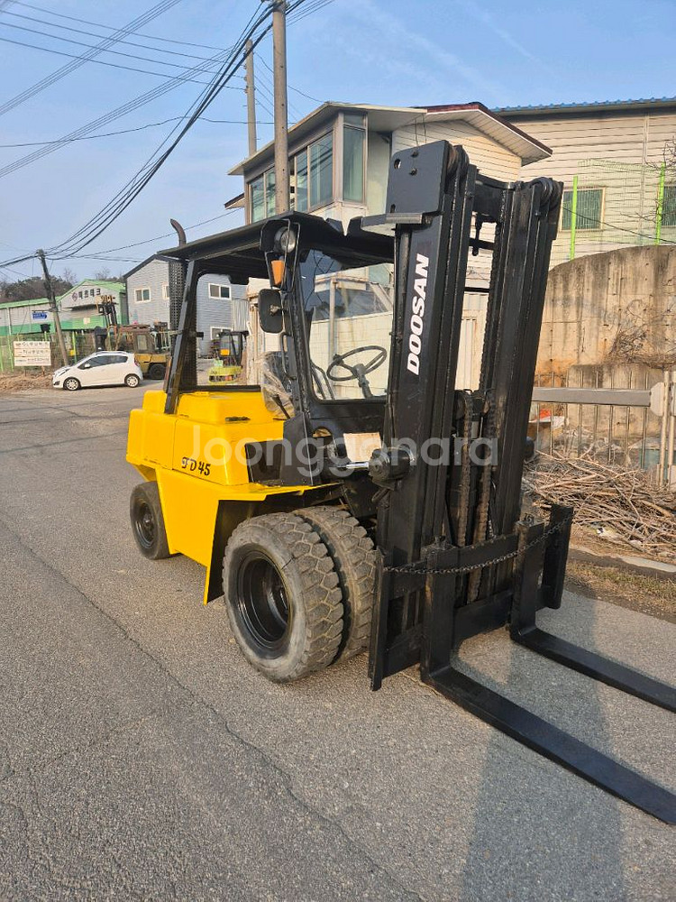 중고지게차 두산 FD4.5톤 3단마스트 디젤중고지게차--3