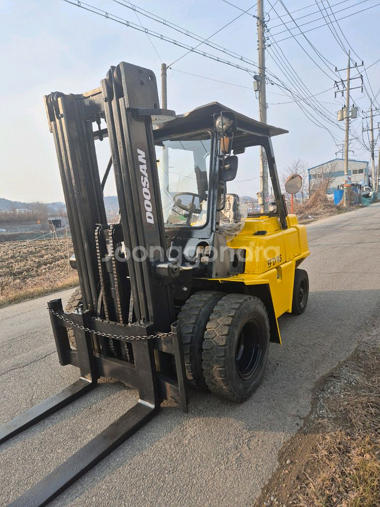 중고지게차 두산 FD4.5톤 3단마스트 디젤중고지게차--2
