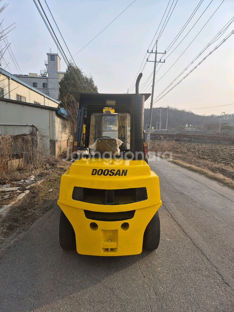 중고지게차 두산 FD4.5톤 3단마스트 디젤중고지게차--1