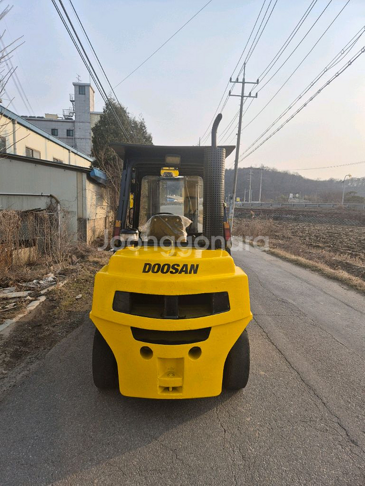 중고지게차 두산 FD4.5톤 3단마스트 디젤중고지게차--1