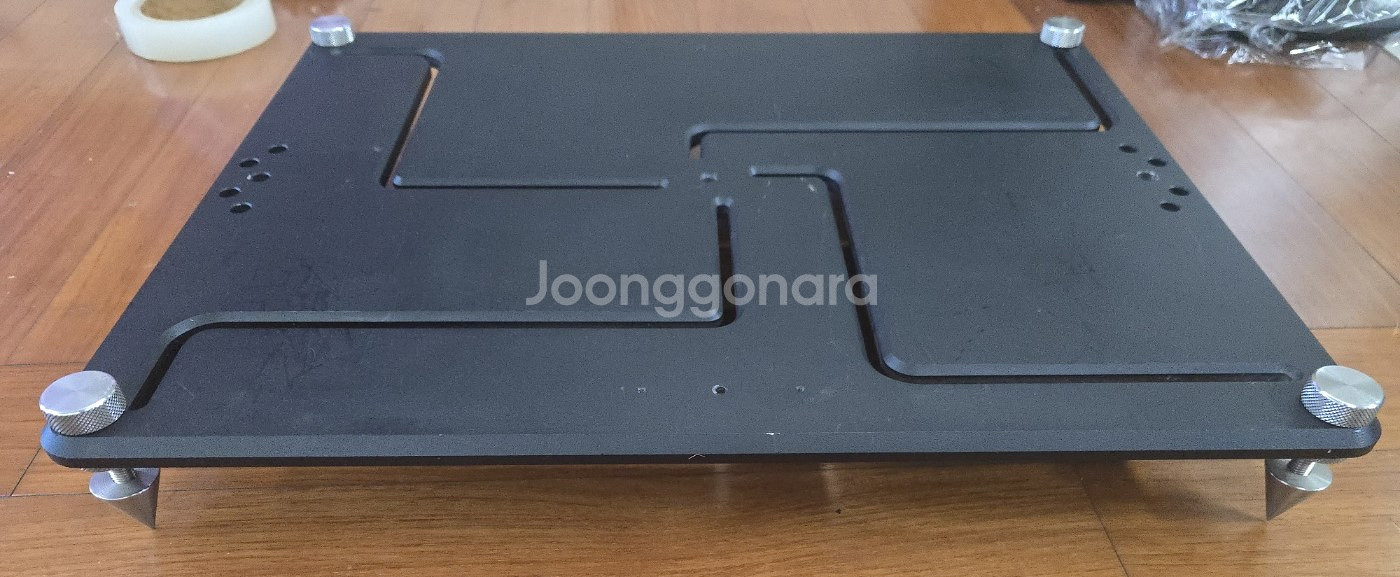 오디오 랙 또는 받침대로 활용되는 피날레 마그네슘 보드--0