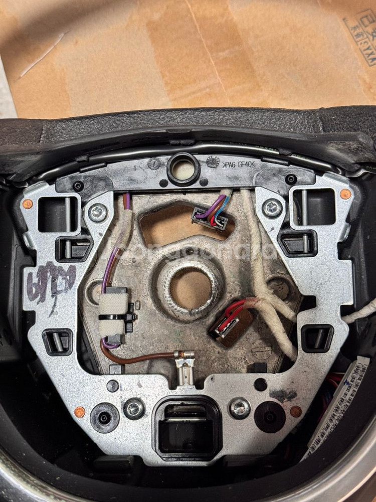 BMW F10 싱글에어백 열선(모듈포함)핸들 팝니다.--5