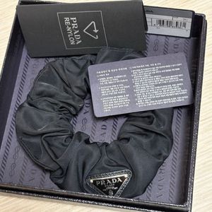 프라다 리나일론 스크런치