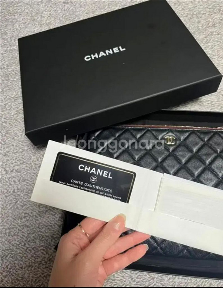 샤넬 클래식 미듐 클러치 캐비어 금장골드--1