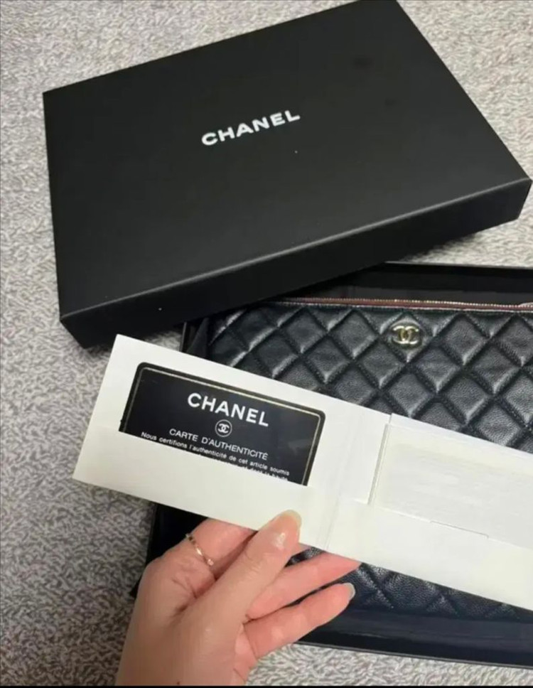 샤넬 클래식 미듐 클러치 캐비어 금장골드--1