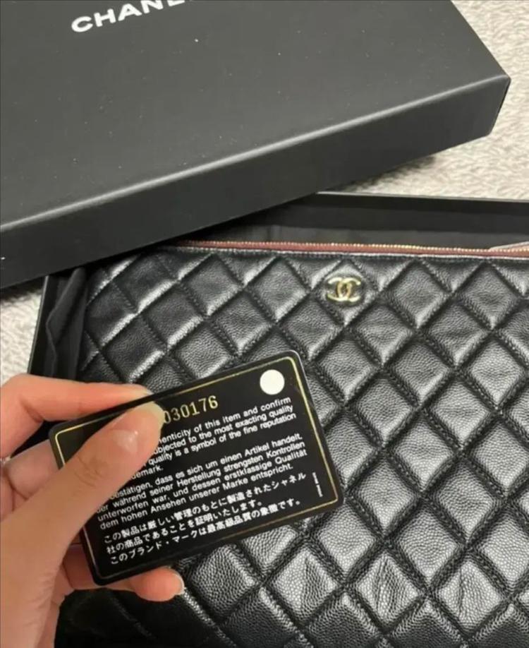 샤넬 클래식 미듐 클러치 캐비어 금장골드--2