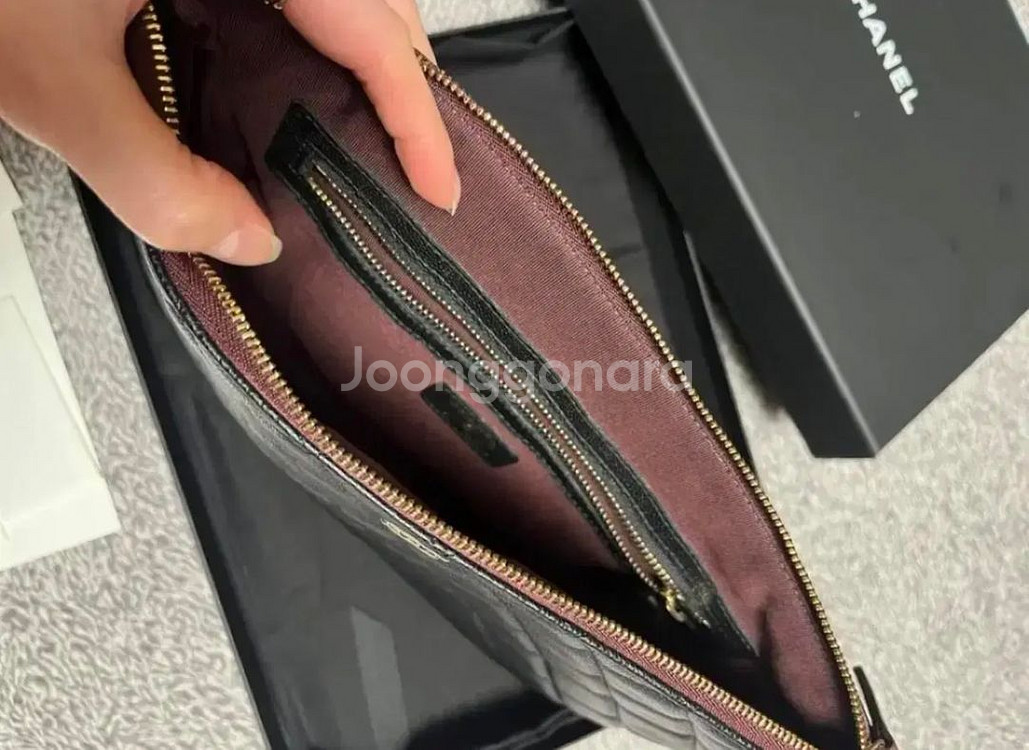 샤넬 클래식 미듐 클러치 캐비어 금장골드--4