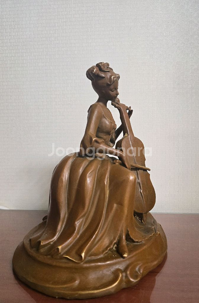 유럽브론즈 첼로 연주 작품--1