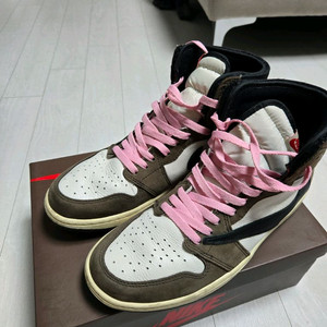 나이키 조던1 스캇 하이 모카 280