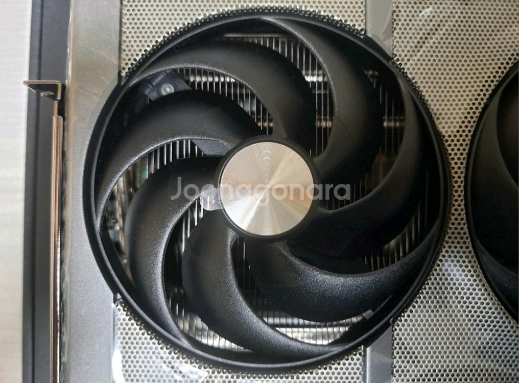 사파이어 라데온 RX 9070xt 니트로 단순개봉--3