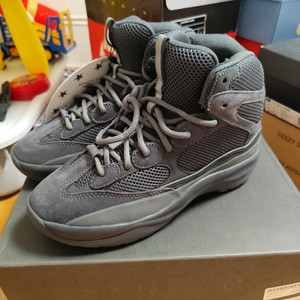 42 이지 시즌 6 대저트 부츠