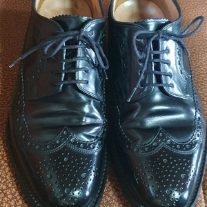 로크 Loake 소버린 윙팁 구두 판매합니다.