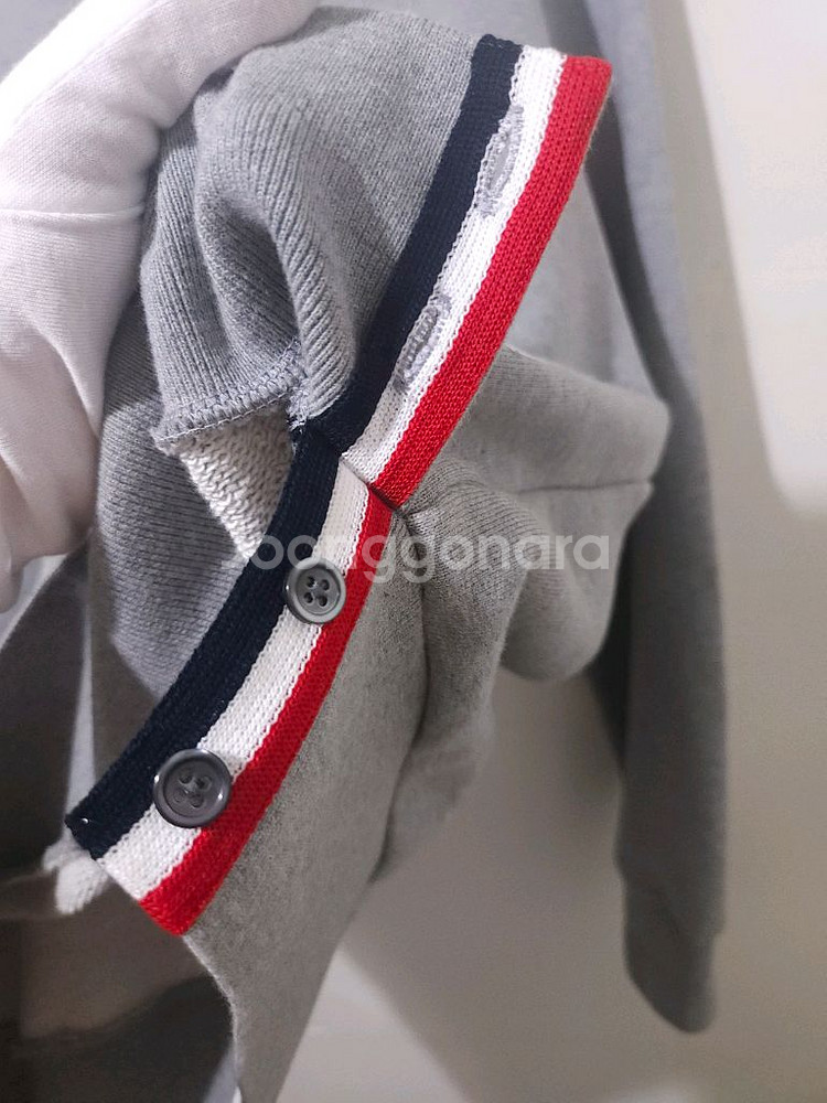 [새상품급] 톰브라운 백삼선 맨투맨 2Size Gray--4