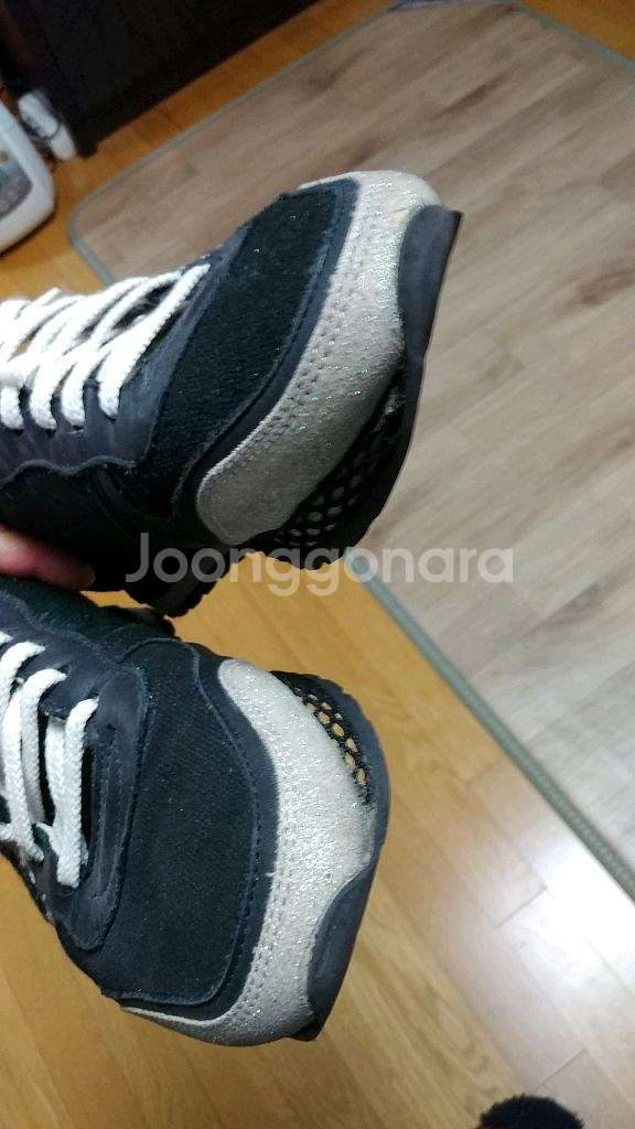 필립모델 송치스니커즈 40사이즈팝니다--3
