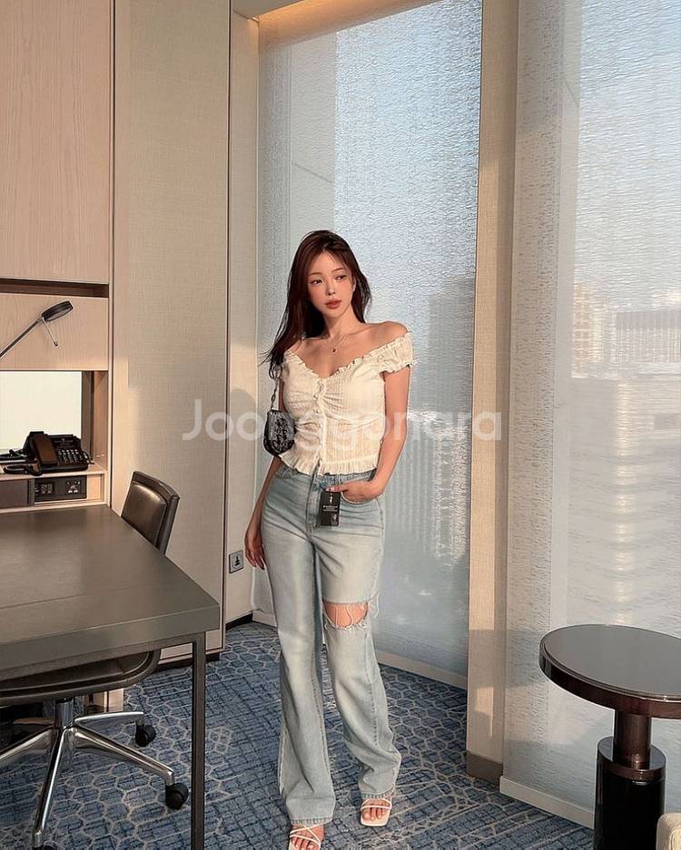히프나틱 오프숄더 펀칭 블라우스 에이블리 화이트블라우스--4