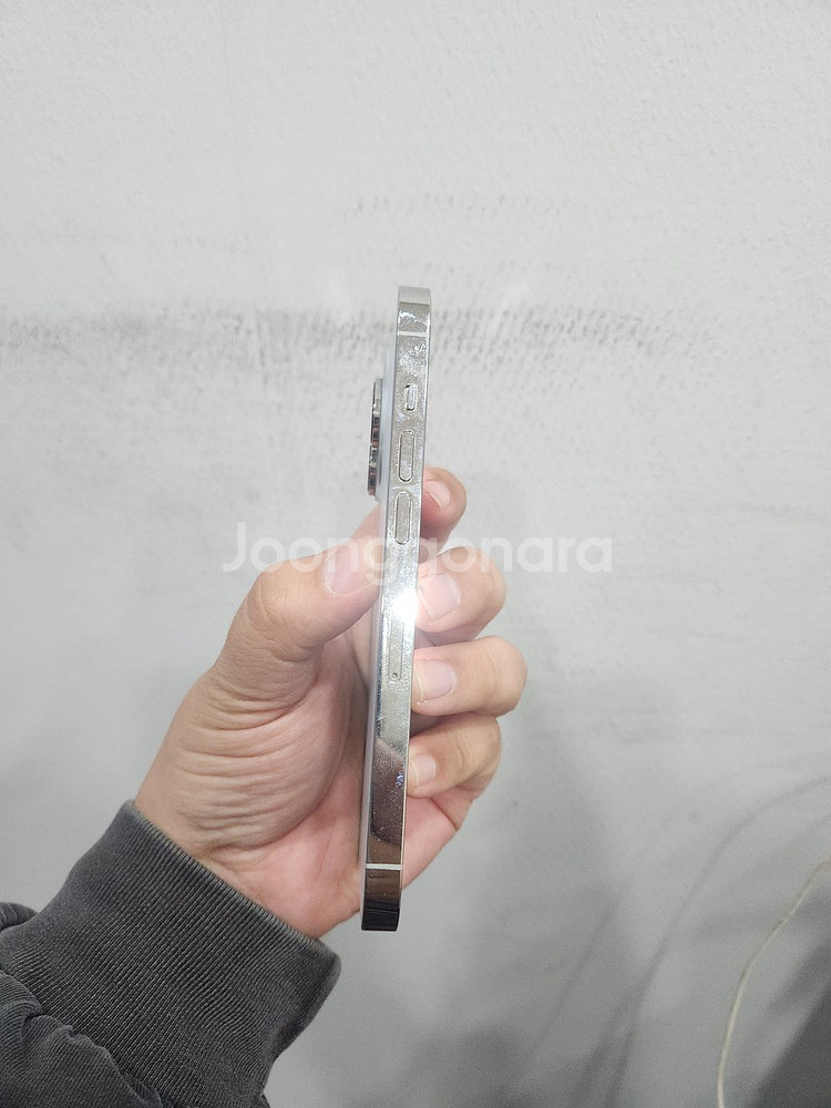 아이폰15프로 화이트 티타늄 256기가 SS급 팝니다.--3