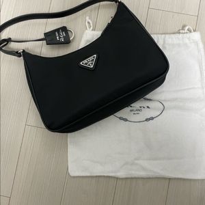 프라다 리에디션 2005 리나일론 사피아노 호보백 블랙