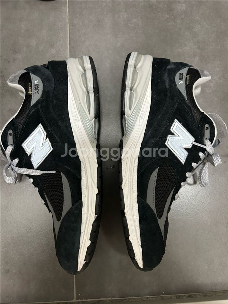뉴발란스 2002R 고어텍스 블랙 실버 메탈릭 280--5