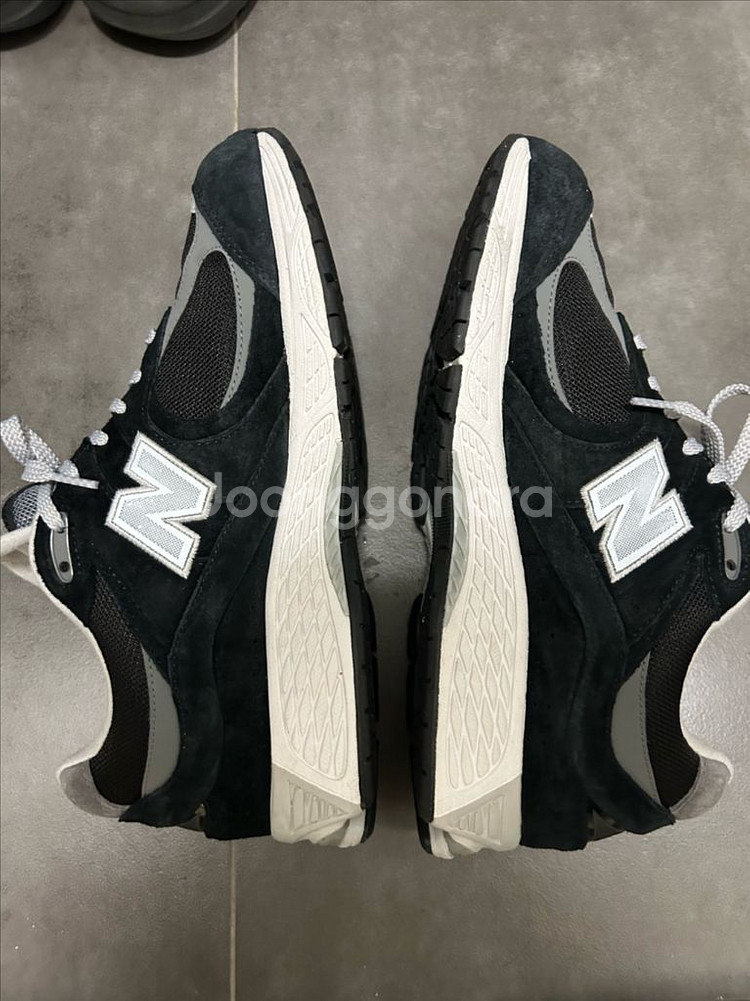 뉴발란스 2002R 고어텍스 블랙 실버 메탈릭 280--4