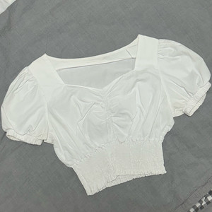 화이트 크롭 벌룬 소매 블라우스 셔링